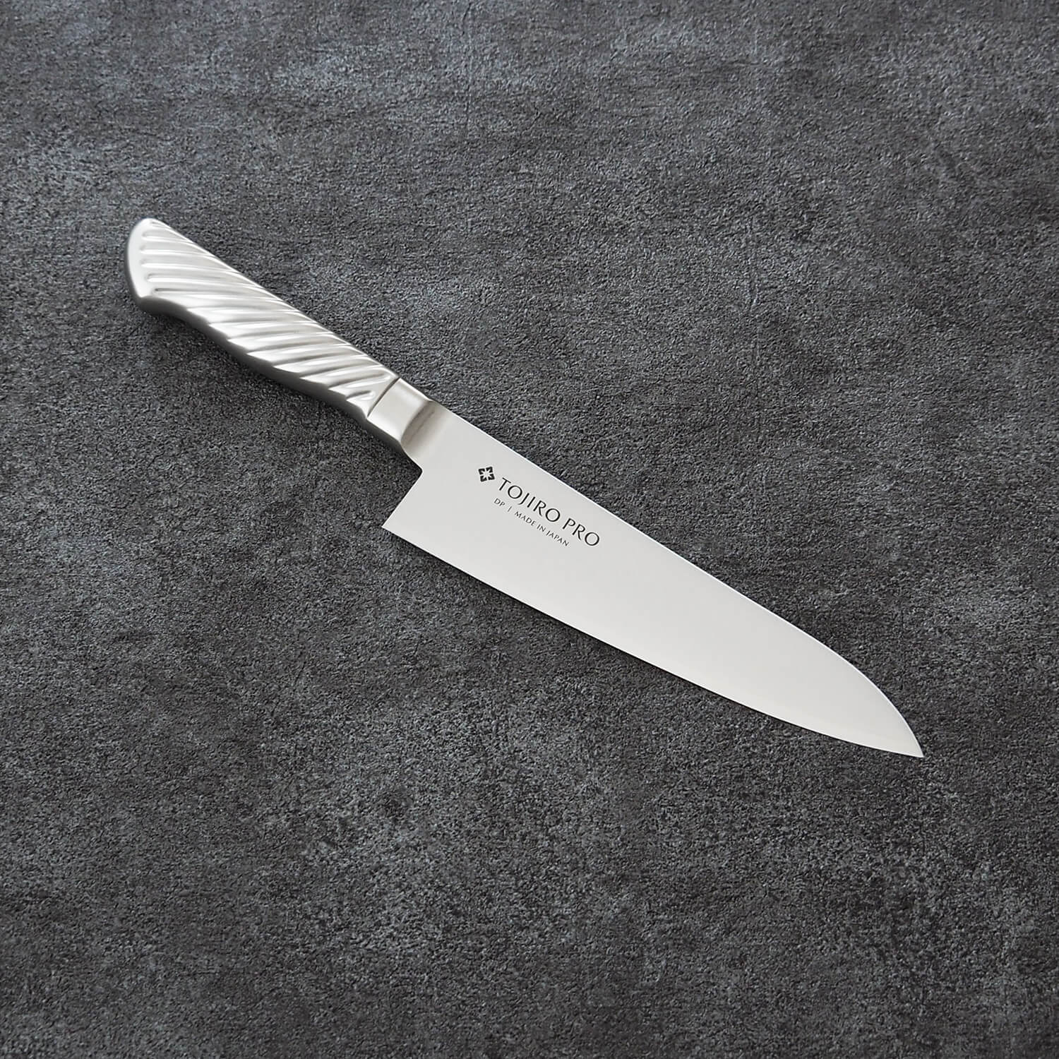 藤次郎 TOJIRO PRO 牛刀 180mm、別角度からの全体画像。職人の手作業による刃付けが生む切れ味。材質はVG10、V金10号。
