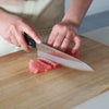 藤次郎 BASIC 牛刀 200mmで刺身を切る様子。肉だけでなく様々な食材に使える。